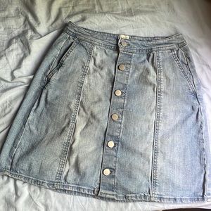 A new Day denim button up skirt sz 6 EUC